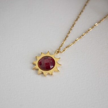 Sun necklace with red stone, handmade brass pendant plated in 24k gold on a stainless steel chain. Bold celestial-inspired artisan jewelry with vibrant red gemstone detail, affordable handmade accessory by Sunny Designs small business.Κολιέ Sun με κόκκινη πέτρα, χειροποίητο μενταγιόν από ορείχαλκο επιχρυσωμένο 24 καράτια σε ατσάλινη αλυσίδα. Εντυπωσιακό κόσμημα εμπνευσμένο από τα ουράνια σύμβολα με ζωντανή κόκκινη πέτρα, προσιτό χειροποίητο αξεσουάρ από τη μικρή επιχείρηση Sunny Designs.