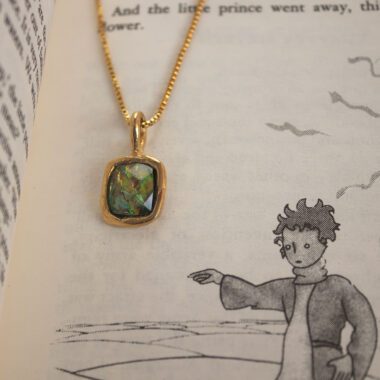 Ethereal necklace with iridescent blue stone, handmade artisan pendant in 24k gold plated brass on stainless steel chain, shimmering gemstone necklace, boho chic jewelry, unique handmade small business accessory by Sunny Designs Κολιέ Ethereal με ιριδίζουσα μπλε πέτρα, χειροποίητο μενταγιόν από ορείχαλκο επιχρυσωμένο 24 καράτια σε ατσάλινη αλυσίδα, λαμπερό boho κόσμημα, μοναδικό χειροποίητο αξεσουάρ από μικρή επιχείρηση Sunny Designs