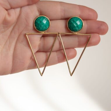 Large Triangle earrings with green stone, handmade brass statement earrings, geometric artisan jewelry, affordable wearable art, bold triangle design, unique handmade accessories by Sunny Designs small business. Σκουλαρίκια Large Triangle με πράσινη πέτρα, χειροποίητα σκουλαρίκια statement από ορείχαλκο, γεωμετρικά κοσμήματα τέχνης, προσιτά κοσμήματα-έργα τέχνης, τολμηρός σχεδιασμός τρίγωνο, μοναδικά χειροποίητα αξεσουάρ από τη μικρή επιχείρηση Sunny Designs.