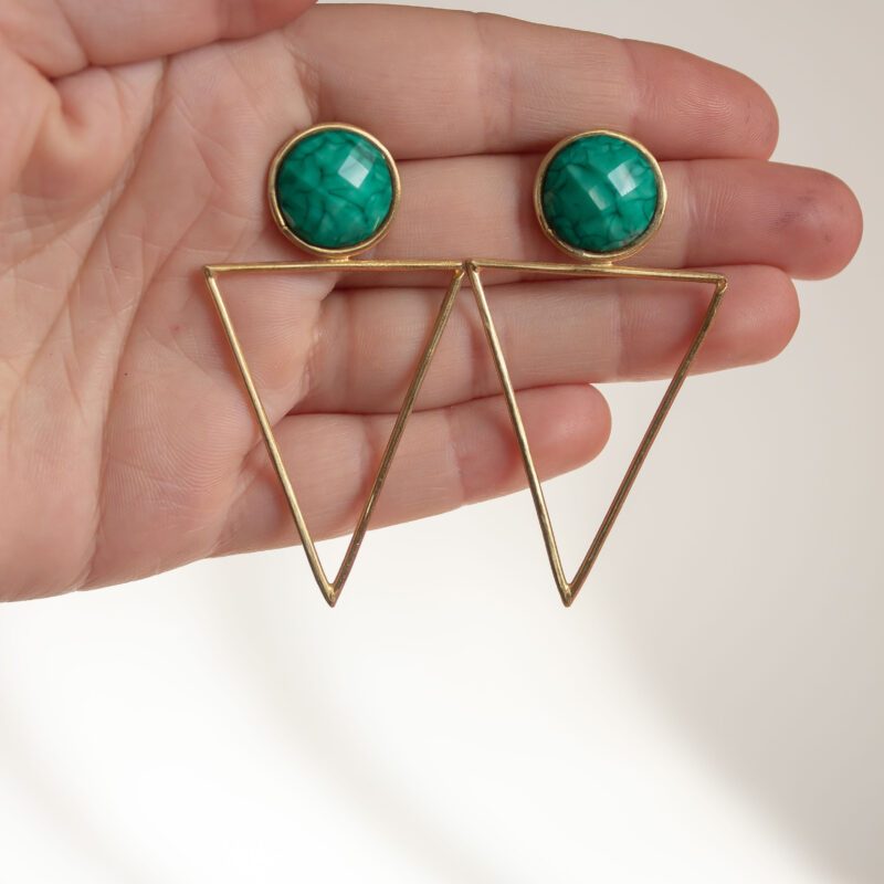 Large Triangle earrings with green stone, handmade brass statement earrings, geometric artisan jewelry, affordable wearable art, bold triangle design, unique handmade accessories by Sunny Designs small business. Σκουλαρίκια Large Triangle με πράσινη πέτρα, χειροποίητα σκουλαρίκια statement από ορείχαλκο, γεωμετρικά κοσμήματα τέχνης, προσιτά κοσμήματα-έργα τέχνης, τολμηρός σχεδιασμός τρίγωνο, μοναδικά χειροποίητα αξεσουάρ από τη μικρή επιχείρηση Sunny Designs.