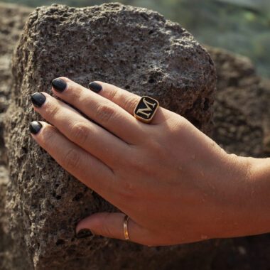 Letter ring M, handmade adjustable ring in 24k gold plated brass, personalized initial jewelry, boho chic accessory, artisan handmade jewelry by Sunny Designs Δαχτυλίδι γράμμα M, κομψό χειροποίητο κόσμημα με αρχικό, από ορείχαλκο επιχρυσωμένο 24 καράτια, συμβολικό δώρο προσωποποιημένου χαρακτήρα, Sunny Designs