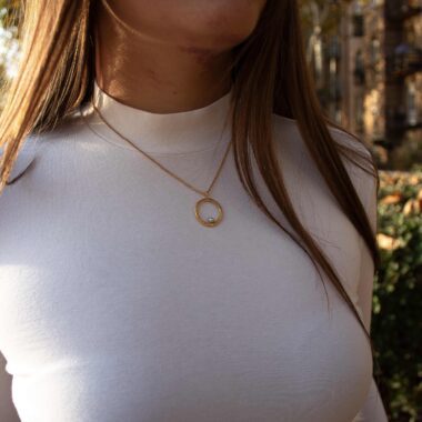 Phaidra Circle necklace with pearl, elegant handmade 24k gold plated brass circle pendant, boho spiritual jewelry for daily wear, layering necklace with pearl, artisan creation by Sunny Designs small business Κολιέ Phaidra Circle με μαργαριτάρι, κομψό χειροποίητο μενταγιόν κύκλου από ορείχαλκο επιχρυσωμένο 24 καράτια, boho κόσμημα για layering ή καθημερινή χρήση, μοναδική δημιουργία μικρής επιχείρησης Sunny Designs