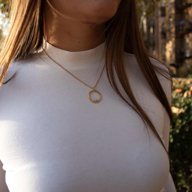 Phaidra Circle necklace with pearl, elegant handmade 24k gold plated brass circle pendant, boho spiritual jewelry for daily wear, layering necklace with pearl, artisan creation by Sunny Designs small business Κολιέ Phaidra Circle με μαργαριτάρι, κομψό χειροποίητο μενταγιόν κύκλου από ορείχαλκο επιχρυσωμένο 24 καράτια, boho κόσμημα για layering ή καθημερινή χρήση, μοναδική δημιουργία μικρής επιχείρησης Sunny Designs