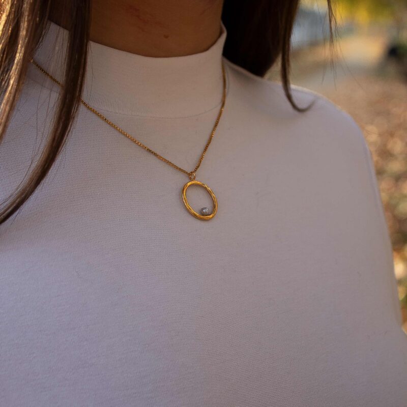 Phaidra Circle necklace with pearl, elegant handmade 24k gold plated brass circle pendant, boho spiritual jewelry for daily wear, layering necklace with pearl, artisan creation by Sunny Designs small business Κολιέ Phaidra Circle με μαργαριτάρι, κομψό χειροποίητο μενταγιόν κύκλου από ορείχαλκο επιχρυσωμένο 24 καράτια, boho κόσμημα για layering ή καθημερινή χρήση, μοναδική δημιουργία μικρής επιχείρησης Sunny Designs