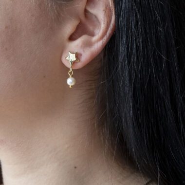 Shining Star earrings with moving pearl, handmade brass star earrings, celestial-inspired artisan jewelry, affordable wearable art, unique statement accessories, elegant handmade earrings by Sunny Designs small business.Σκουλαρίκια Shining Star με κινούμενο μαργαριτάρι, χειροποίητα σκουλαρίκια αστέρι από ορείχαλκο, κοσμήματα εμπνευσμένα από τον ουρανό, προσιτά κοσμήματα-έργα τέχνης, μοναδικά statement αξεσουάρ, κομψά χειροποίητα σκουλαρίκια από τη μικρή επιχείρηση Sunny Designs.