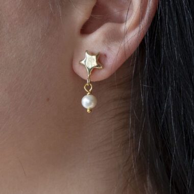 Shining Star earrings with moving pearl, handmade brass star earrings, celestial-inspired artisan jewelry, affordable wearable art, unique statement accessories, elegant handmade earrings by Sunny Designs small business.Σκουλαρίκια Shining Star με κινούμενο μαργαριτάρι, χειροποίητα σκουλαρίκια αστέρι από ορείχαλκο, κοσμήματα εμπνευσμένα από τον ουρανό, προσιτά κοσμήματα-έργα τέχνης, μοναδικά statement αξεσουάρ, κομψά χειροποίητα σκουλαρίκια από τη μικρή επιχείρηση Sunny Designs.