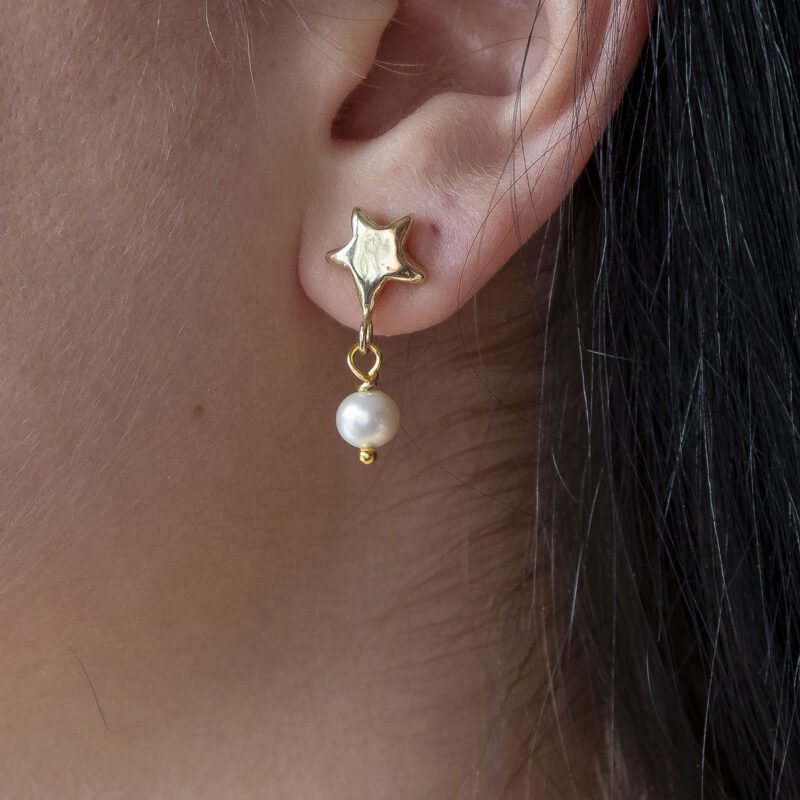 Shining Star earrings with moving pearl, handmade brass star earrings, celestial-inspired artisan jewelry, affordable wearable art, unique statement accessories, elegant handmade earrings by Sunny Designs small business.Σκουλαρίκια Shining Star με κινούμενο μαργαριτάρι, χειροποίητα σκουλαρίκια αστέρι από ορείχαλκο, κοσμήματα εμπνευσμένα από τον ουρανό, προσιτά κοσμήματα-έργα τέχνης, μοναδικά statement αξεσουάρ, κομψά χειροποίητα σκουλαρίκια από τη μικρή επιχείρηση Sunny Designs.