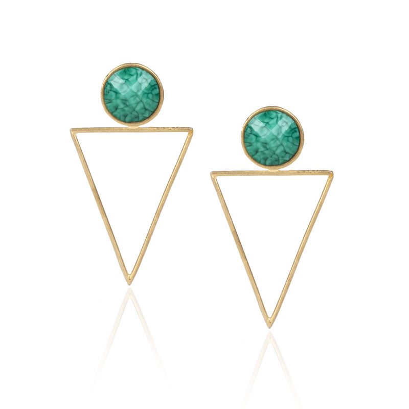 Large Triangle earrings with green stone, handmade brass statement earrings, geometric artisan jewelry, affordable wearable art, bold triangle design, unique handmade accessories by Sunny Designs small business. Σκουλαρίκια Large Triangle με πράσινη πέτρα, χειροποίητα σκουλαρίκια statement από ορείχαλκο, γεωμετρικά κοσμήματα τέχνης, προσιτά κοσμήματα-έργα τέχνης, τολμηρός σχεδιασμός τρίγωνο, μοναδικά χειροποίητα αξεσουάρ από τη μικρή επιχείρηση Sunny Designs.