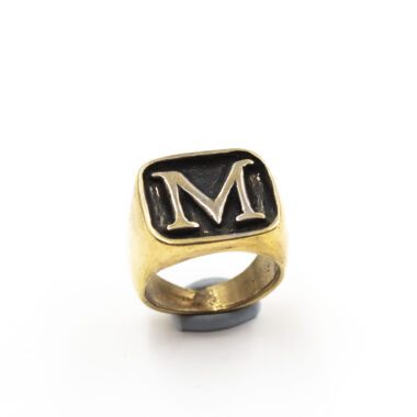 Handcrafted initial M ring in gold plated brass, adjustable personalized ring, affordable small business jewelry, bohemian artisan design by Sunny Designs Χειροποίητο δαχτυλίδι με γράμμα M από επιχρυσωμένο ορείχαλκο, ρυθμιζόμενο personalized κόσμημα, affordable artisan jewelry Sunny Designs