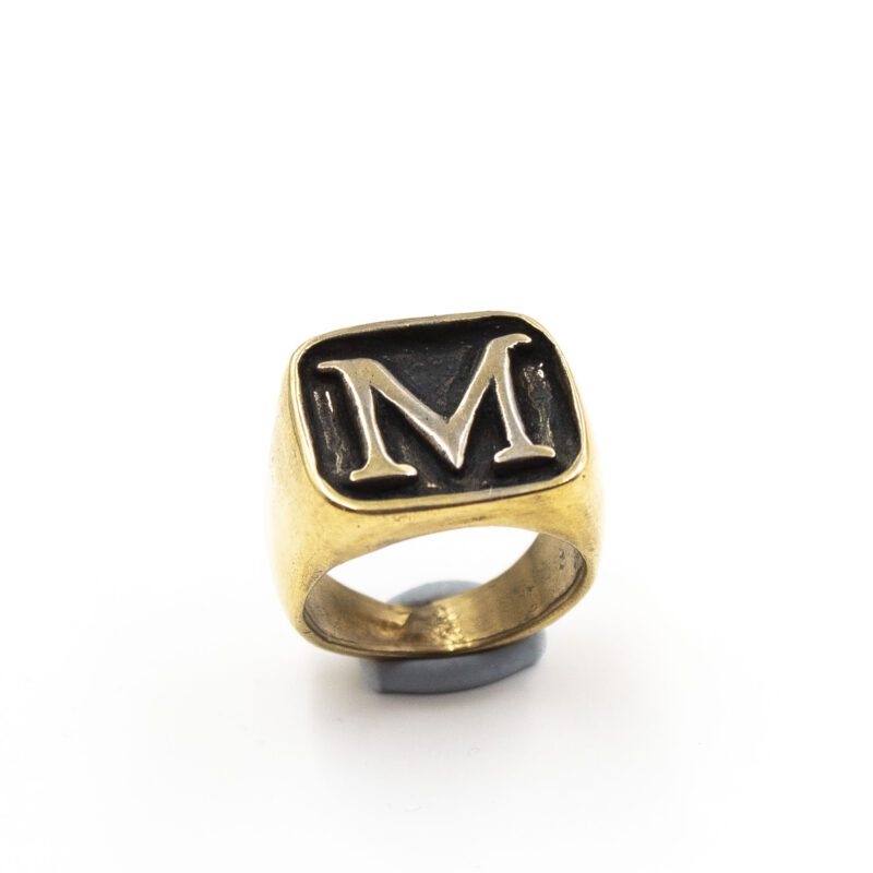 Handcrafted initial M ring in gold plated brass, adjustable personalized ring, affordable small business jewelry, bohemian artisan design by Sunny Designs Χειροποίητο δαχτυλίδι με γράμμα M από επιχρυσωμένο ορείχαλκο, ρυθμιζόμενο personalized κόσμημα, affordable artisan jewelry Sunny Designs