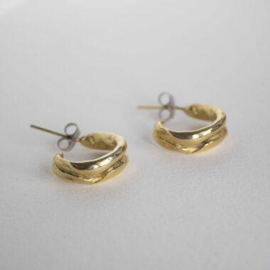 Cassiopeia small hoop earrings, elegant brass hoops, minimalist celestial jewelry, handmade statement earrings, nickel-free brass hoops, Sunny Designs. Avoid contact with water, perfumes, or humidity. Clean them with a special brass polishing cloth to maintain their shine. Σκουλαρίκια Cassiopeia μικροί κρίκοι, κομψοί κρίκοι από ορείχαλκο, μινιμαλιστικά κοσμήματα με έμπνευση από τα άστρα, χειροποίητα σκουλαρίκια statement, κρίκοι από ορείχαλκο χωρίς νικέλιο, Sunny Designs. Απόφυγε την επαφή με νερό, αρώματα ή υγρασία. Καθάρισέ τα με ειδικό πανί καθαρισμού ορείχαλκου για να διατηρήσουν τη λάμψη τους.