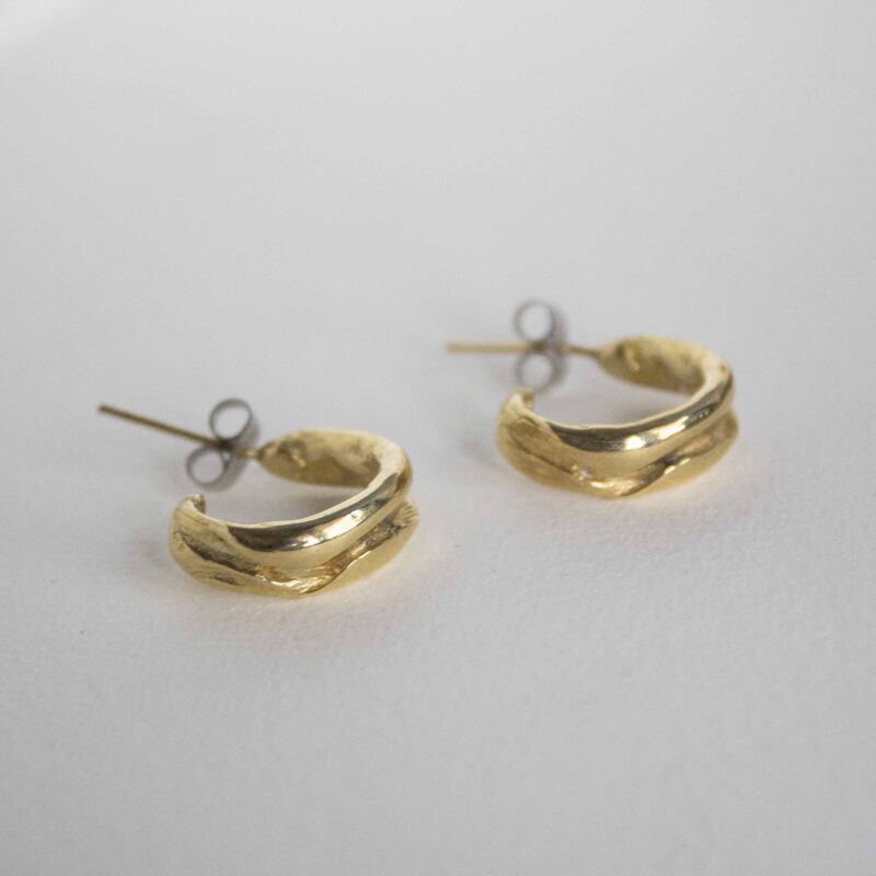 Cassiopeia small hoop earrings, elegant brass hoops, minimalist celestial jewelry, handmade statement earrings, nickel-free brass hoops, Sunny Designs. Avoid contact with water, perfumes, or humidity. Clean them with a special brass polishing cloth to maintain their shine. Σκουλαρίκια Cassiopeia μικροί κρίκοι, κομψοί κρίκοι από ορείχαλκο, μινιμαλιστικά κοσμήματα με έμπνευση από τα άστρα, χειροποίητα σκουλαρίκια statement, κρίκοι από ορείχαλκο χωρίς νικέλιο, Sunny Designs. Απόφυγε την επαφή με νερό, αρώματα ή υγρασία. Καθάρισέ τα με ειδικό πανί καθαρισμού ορείχαλκου για να διατηρήσουν τη λάμψη τους.