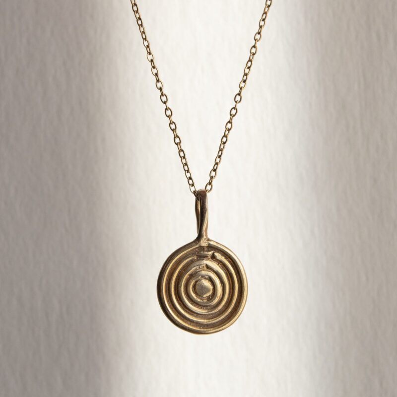 Concentric circle necklace, handmade pendant in 24k gold plated brass on stainless steel chain, minimalist geometric jewelry, symbolic circles representing harmony, infinity and connection, unique artisan boho necklace by Sunny Designs Κολιέ Concentric Circle, κομψό χειροποίητο σχέδιο ομόκεντρων κύκλων από ορείχαλκο επιχρυσωμένο 24 καράτια, boho chic γεωμετρικό κόσμημα για layering ή καθημερινή χρήση, μοναδικό κόσμημα μικρής επιχείρησης Sunny Designs