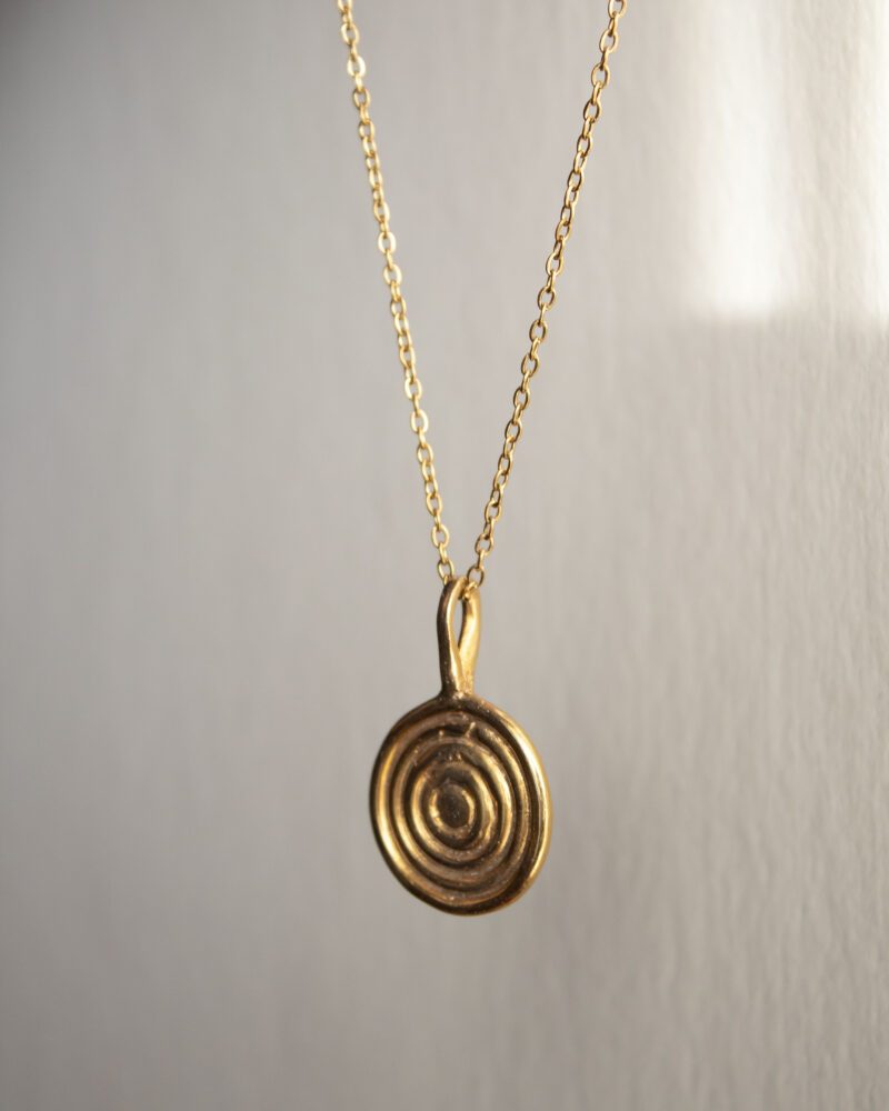 Concentric circle necklace, handmade pendant in 24k gold plated brass on stainless steel chain, minimalist geometric jewelry, symbolic circles representing harmony, infinity and connection, unique artisan boho necklace by Sunny Designs Κολιέ Concentric Circle, κομψό χειροποίητο σχέδιο ομόκεντρων κύκλων από ορείχαλκο επιχρυσωμένο 24 καράτια, boho chic γεωμετρικό κόσμημα για layering ή καθημερινή χρήση, μοναδικό κόσμημα μικρής επιχείρησης Sunny Designs