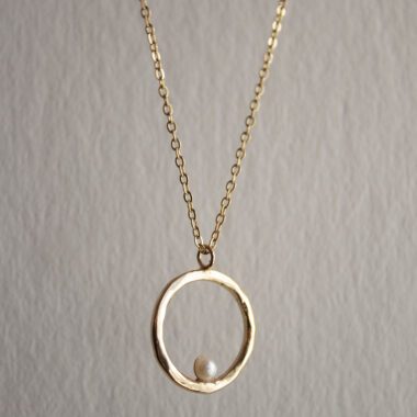 Phaidra Circle necklace with pearl, elegant handmade 24k gold plated brass circle pendant, boho spiritual jewelry for daily wear, layering necklace with pearl, artisan creation by Sunny Designs small business Κολιέ Phaidra Circle με μαργαριτάρι, κομψό χειροποίητο μενταγιόν κύκλου από ορείχαλκο επιχρυσωμένο 24 καράτια, boho κόσμημα για layering ή καθημερινή χρήση, μοναδική δημιουργία μικρής επιχείρησης Sunny Designs