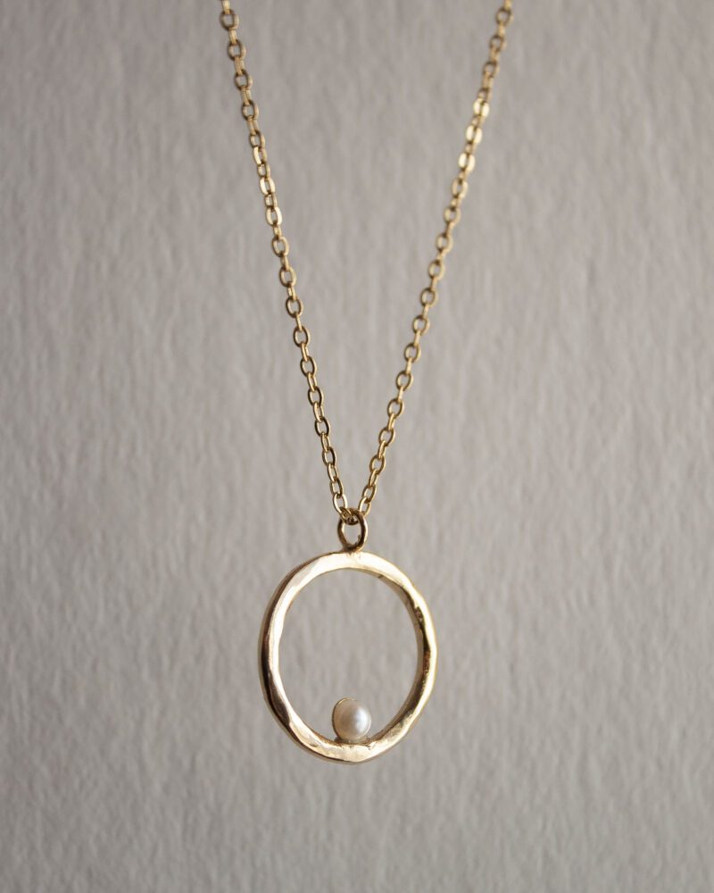 Phaidra Circle necklace with pearl, elegant handmade 24k gold plated brass circle pendant, boho spiritual jewelry for daily wear, layering necklace with pearl, artisan creation by Sunny Designs small business Κολιέ Phaidra Circle με μαργαριτάρι, κομψό χειροποίητο μενταγιόν κύκλου από ορείχαλκο επιχρυσωμένο 24 καράτια, boho κόσμημα για layering ή καθημερινή χρήση, μοναδική δημιουργία μικρής επιχείρησης Sunny Designs