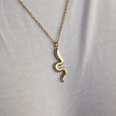 Small snake necklace, handmade serpent pendant in 24k gold plated brass on stainless steel chain, symbolic snake jewelry, boho chic necklace, unique handmade small business accessory by Sunny Designs Κολιέ Small Snake, χειροποίητο μενταγιόν φιδιού από ορείχαλκο επιχρυσωμένο 24 καράτια σε ατσάλινη αλυσίδα, συμβολικό κόσμημα, boho χειροποίητο αξεσουάρ από τη Sunny Designs