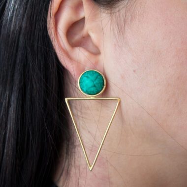 Large Triangle earrings with green stone, handmade brass statement earrings, geometric artisan jewelry, affordable wearable art, bold triangle design, unique handmade accessories by Sunny Designs small business. Σκουλαρίκια Large Triangle με πράσινη πέτρα, χειροποίητα σκουλαρίκια statement από ορείχαλκο, γεωμετρικά κοσμήματα τέχνης, προσιτά κοσμήματα-έργα τέχνης, τολμηρός σχεδιασμός τρίγωνο, μοναδικά χειροποίητα αξεσουάρ από τη μικρή επιχείρηση Sunny Designs.