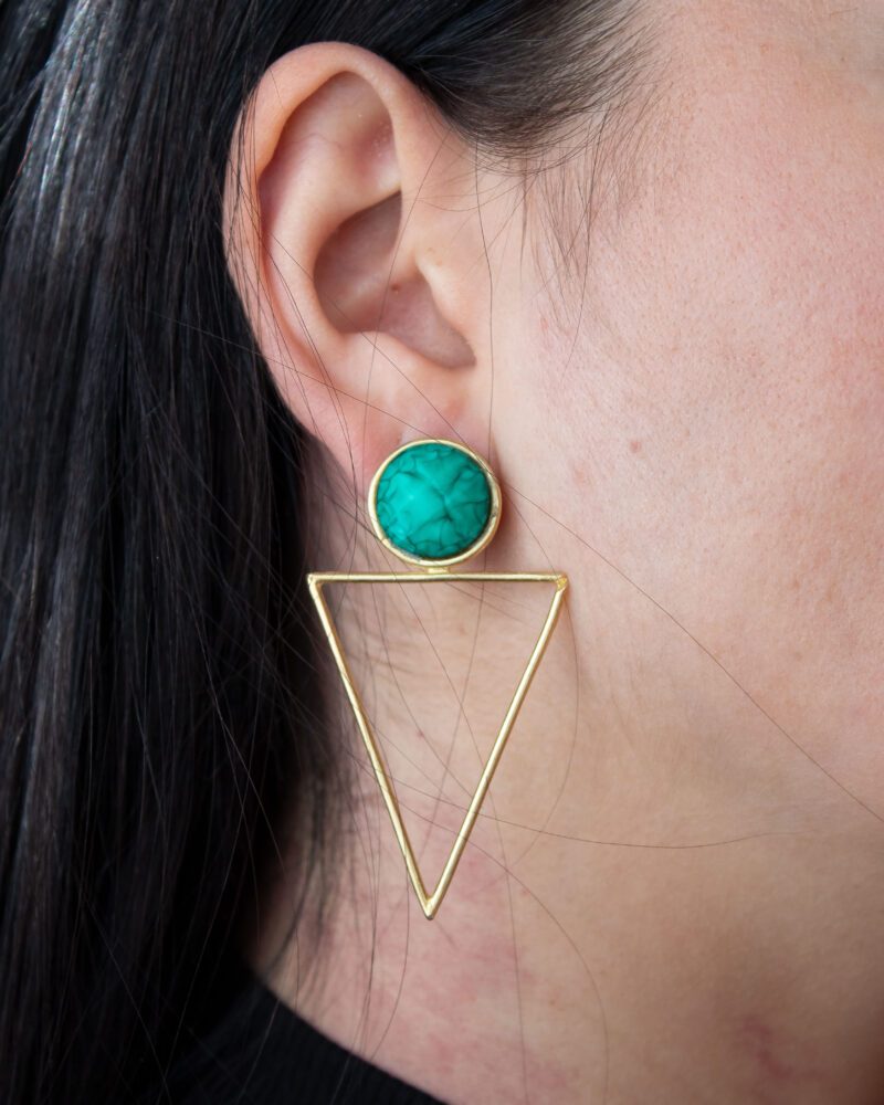 Large Triangle earrings with green stone, handmade brass statement earrings, geometric artisan jewelry, affordable wearable art, bold triangle design, unique handmade accessories by Sunny Designs small business. Σκουλαρίκια Large Triangle με πράσινη πέτρα, χειροποίητα σκουλαρίκια statement από ορείχαλκο, γεωμετρικά κοσμήματα τέχνης, προσιτά κοσμήματα-έργα τέχνης, τολμηρός σχεδιασμός τρίγωνο, μοναδικά χειροποίητα αξεσουάρ από τη μικρή επιχείρηση Sunny Designs.