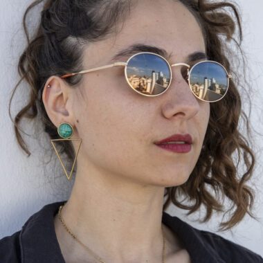 Large Triangle earrings with green stone, handmade brass statement earrings, geometric artisan jewelry, affordable wearable art, bold triangle design, unique handmade accessories by Sunny Designs small business. Σκουλαρίκια Large Triangle με πράσινη πέτρα, χειροποίητα σκουλαρίκια statement από ορείχαλκο, γεωμετρικά κοσμήματα τέχνης, προσιτά κοσμήματα-έργα τέχνης, τολμηρός σχεδιασμός τρίγωνο, μοναδικά χειροποίητα αξεσουάρ από τη μικρή επιχείρηση Sunny Designs.