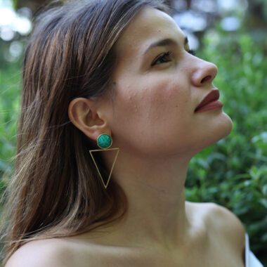 Large Triangle earrings with green stone, handmade brass statement earrings, geometric artisan jewelry, affordable wearable art, bold triangle design, unique handmade accessories by Sunny Designs small business. Σκουλαρίκια Large Triangle με πράσινη πέτρα, χειροποίητα σκουλαρίκια statement από ορείχαλκο, γεωμετρικά κοσμήματα τέχνης, προσιτά κοσμήματα-έργα τέχνης, τολμηρός σχεδιασμός τρίγωνο, μοναδικά χειροποίητα αξεσουάρ από τη μικρή επιχείρηση Sunny Designs.