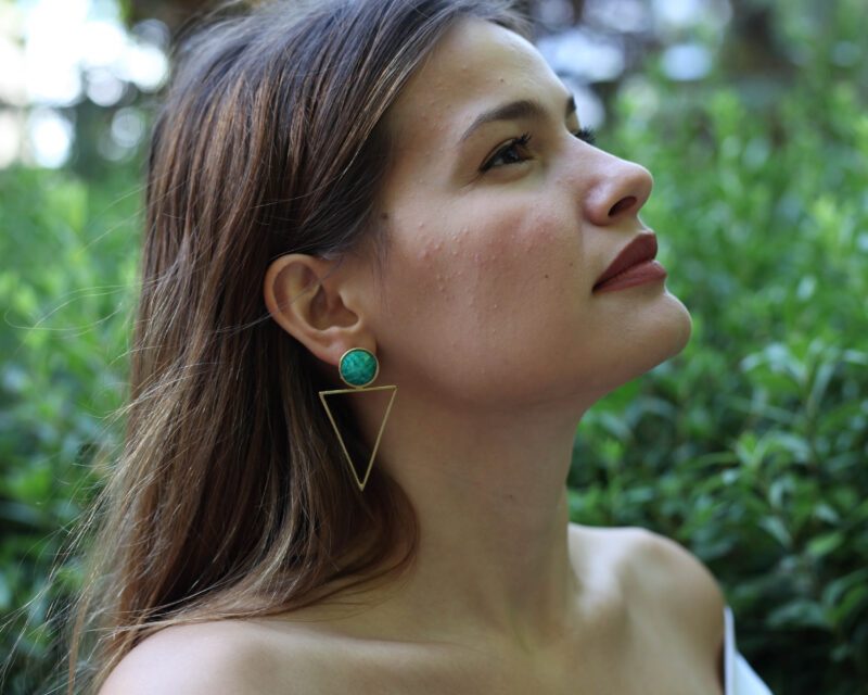 Large Triangle earrings with green stone, handmade brass statement earrings, geometric artisan jewelry, affordable wearable art, bold triangle design, unique handmade accessories by Sunny Designs small business. Σκουλαρίκια Large Triangle με πράσινη πέτρα, χειροποίητα σκουλαρίκια statement από ορείχαλκο, γεωμετρικά κοσμήματα τέχνης, προσιτά κοσμήματα-έργα τέχνης, τολμηρός σχεδιασμός τρίγωνο, μοναδικά χειροποίητα αξεσουάρ από τη μικρή επιχείρηση Sunny Designs.