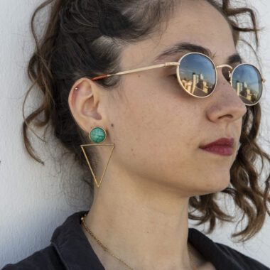 Large Triangle earrings with green stone, handmade brass statement earrings, geometric artisan jewelry, affordable wearable art, bold triangle design, unique handmade accessories by Sunny Designs small business. Σκουλαρίκια Large Triangle με πράσινη πέτρα, χειροποίητα σκουλαρίκια statement από ορείχαλκο, γεωμετρικά κοσμήματα τέχνης, προσιτά κοσμήματα-έργα τέχνης, τολμηρός σχεδιασμός τρίγωνο, μοναδικά χειροποίητα αξεσουάρ από τη μικρή επιχείρηση Sunny Designs.
