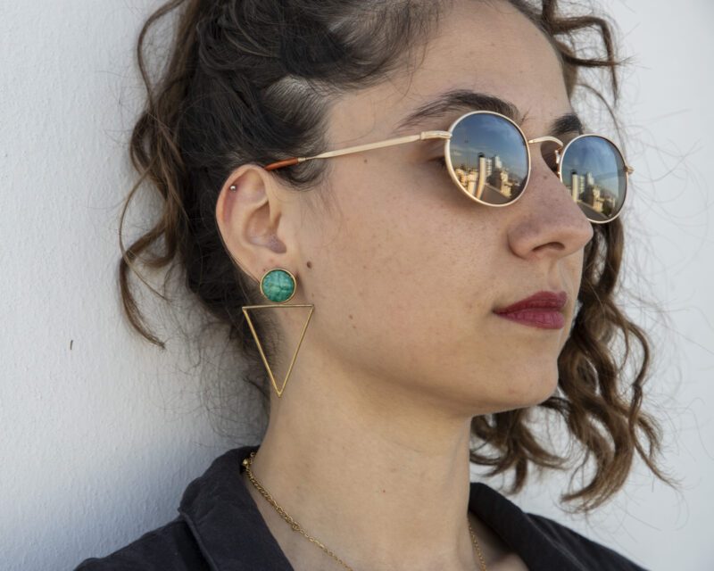 Large Triangle earrings with green stone, handmade brass statement earrings, geometric artisan jewelry, affordable wearable art, bold triangle design, unique handmade accessories by Sunny Designs small business. Σκουλαρίκια Large Triangle με πράσινη πέτρα, χειροποίητα σκουλαρίκια statement από ορείχαλκο, γεωμετρικά κοσμήματα τέχνης, προσιτά κοσμήματα-έργα τέχνης, τολμηρός σχεδιασμός τρίγωνο, μοναδικά χειροποίητα αξεσουάρ από τη μικρή επιχείρηση Sunny Designs.