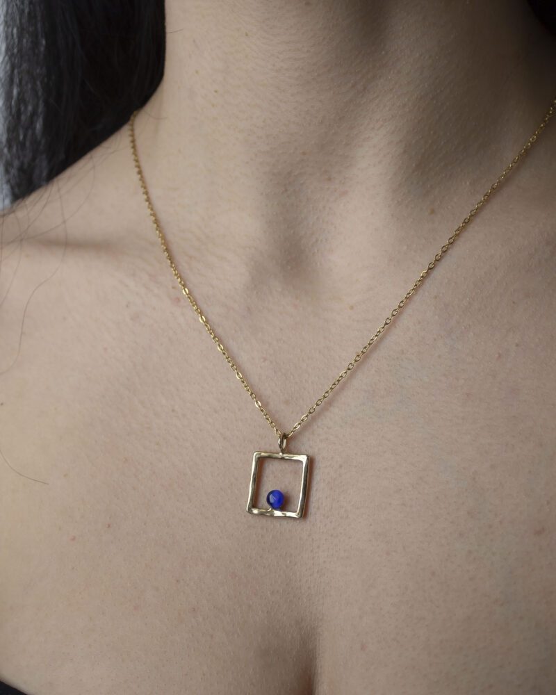 Κολιέ Cyanea Square με γαλάζια πέτρα cat’s eye, χειροποίητο γεωμετρικό μενταγιόν από ορείχαλκο επιχρυσωμένο 24 καράτια με ατσάλινη αλυσίδα, boho chic κολιέ με λαμπερή πέτρα cat’s eye, μοναδικό χειροποίητο κόσμημα Sunny Designs, Cyanea square necklace with blue cat’s eye stone, elegant handmade 24k gold plated brass geometric pendant, boho chic necklace for everyday wear or layering, artisan small business jewelry by Sunny Designs μπλε πετρα ματι γατας