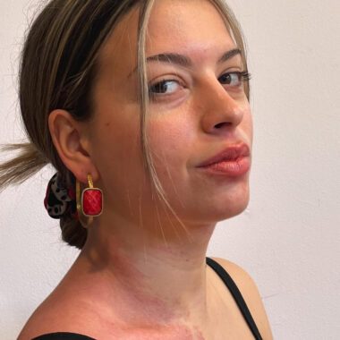 Σκουλαρίκια Empress κρίκοι με κόκκινη πέτρα, χειροποίητοι κρίκοι από ορείχαλκο, εντυπωσιακά statement κοσμήματα, προσιτά κοσμήματα-έργα τέχνης, μοναδικά αξεσουάρ χειροποίητης κατασκευής, σκουλαρίκια εμπνευσμένα από τον ουρανό από τη μικρή επιχείρηση Sunny Designs. Empress hoop earrings with red stone, handmade brass hoops, bold statement jewelry, affordable wearable art, unique artisan accessories, celestial-inspired handmade earrings by Sunny Designs small business.