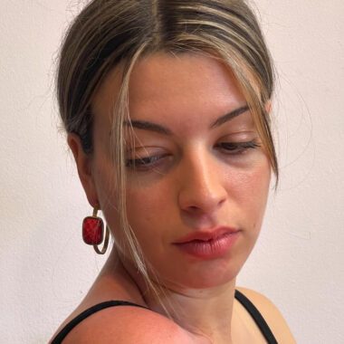 Σκουλαρίκια Empress κρίκοι με κόκκινη πέτρα, χειροποίητοι κρίκοι από ορείχαλκο, εντυπωσιακά statement κοσμήματα, προσιτά κοσμήματα-έργα τέχνης, μοναδικά αξεσουάρ χειροποίητης κατασκευής, σκουλαρίκια εμπνευσμένα από τον ουρανό από τη μικρή επιχείρηση Sunny Designs. Empress hoop earrings with red stone, handmade brass hoops, bold statement jewelry, affordable wearable art, unique artisan accessories, celestial-inspired handmade earrings by Sunny Designs small business.