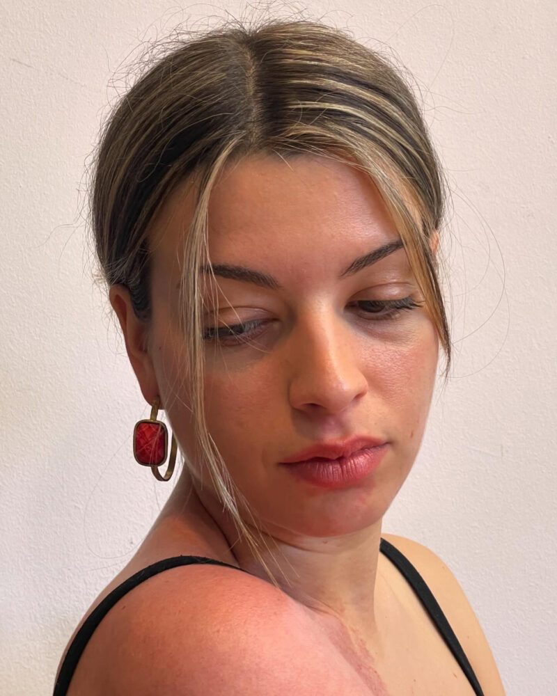 Σκουλαρίκια Empress κρίκοι με κόκκινη πέτρα, χειροποίητοι κρίκοι από ορείχαλκο, εντυπωσιακά statement κοσμήματα, προσιτά κοσμήματα-έργα τέχνης, μοναδικά αξεσουάρ χειροποίητης κατασκευής, σκουλαρίκια εμπνευσμένα από τον ουρανό από τη μικρή επιχείρηση Sunny Designs. Empress hoop earrings with red stone, handmade brass hoops, bold statement jewelry, affordable wearable art, unique artisan accessories, celestial-inspired handmade earrings by Sunny Designs small business.