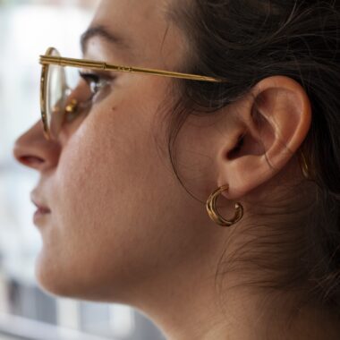 Cassiopeia small hoop earrings, elegant brass hoops, minimalist celestial jewelry, handmade statement earrings, nickel-free brass hoops, Sunny Designs. Avoid contact with water, perfumes, or humidity. Clean them with a special brass polishing cloth to maintain their shine. Σκουλαρίκια Cassiopeia μικροί κρίκοι, κομψοί κρίκοι από ορείχαλκο, μινιμαλιστικά κοσμήματα με έμπνευση από τα άστρα, χειροποίητα σκουλαρίκια statement, κρίκοι από ορείχαλκο χωρίς νικέλιο, Sunny Designs. Απόφυγε την επαφή με νερό, αρώματα ή υγρασία. Καθάρισέ τα με ειδικό πανί καθαρισμού ορείχαλκου για να διατηρήσουν τη λάμψη τους.