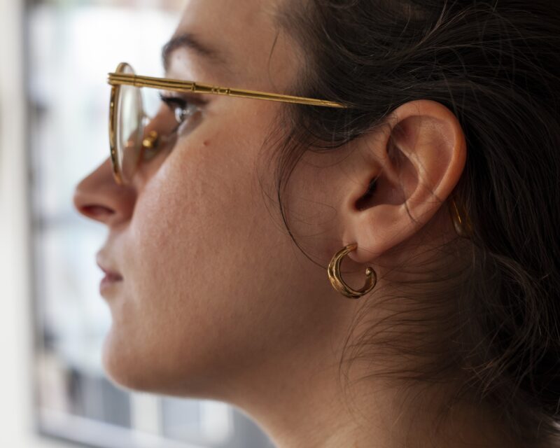 Cassiopeia small hoop earrings, elegant brass hoops, minimalist celestial jewelry, handmade statement earrings, nickel-free brass hoops, Sunny Designs. Avoid contact with water, perfumes, or humidity. Clean them with a special brass polishing cloth to maintain their shine. Σκουλαρίκια Cassiopeia μικροί κρίκοι, κομψοί κρίκοι από ορείχαλκο, μινιμαλιστικά κοσμήματα με έμπνευση από τα άστρα, χειροποίητα σκουλαρίκια statement, κρίκοι από ορείχαλκο χωρίς νικέλιο, Sunny Designs. Απόφυγε την επαφή με νερό, αρώματα ή υγρασία. Καθάρισέ τα με ειδικό πανί καθαρισμού ορείχαλκου για να διατηρήσουν τη λάμψη τους.
