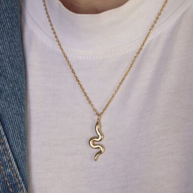 Small snake necklace, handmade serpent pendant in 24k gold plated brass on stainless steel chain, symbolic snake jewelry, boho chic necklace, unique handmade small business accessory by Sunny Designs Κολιέ Small Snake, χειροποίητο μενταγιόν φιδιού από ορείχαλκο επιχρυσωμένο 24 καράτια σε ατσάλινη αλυσίδα, συμβολικό κόσμημα, boho χειροποίητο αξεσουάρ από τη Sunny Designs