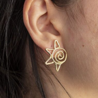 Spiral Sun earrings in brass with a radiant spiral motif, handmade symbolic jewelry inspired by the sun. Lightweight artisan statement earrings, affordable wearable art, unique accessories created by Sunny Designs small business.Σκουλαρίκια Spiral Sun από ορείχαλκο με ηλιακό σπειροειδές μοτίβο, χειροποίητα συμβολικά κοσμήματα εμπνευσμένα από τον ήλιο. Ελαφριά statement σκουλαρίκια τέχνης, προσιτά κοσμήματα-έργα τέχνης, μοναδικά αξεσουάρ από τη μικρή επιχείρηση Sunny Designs.