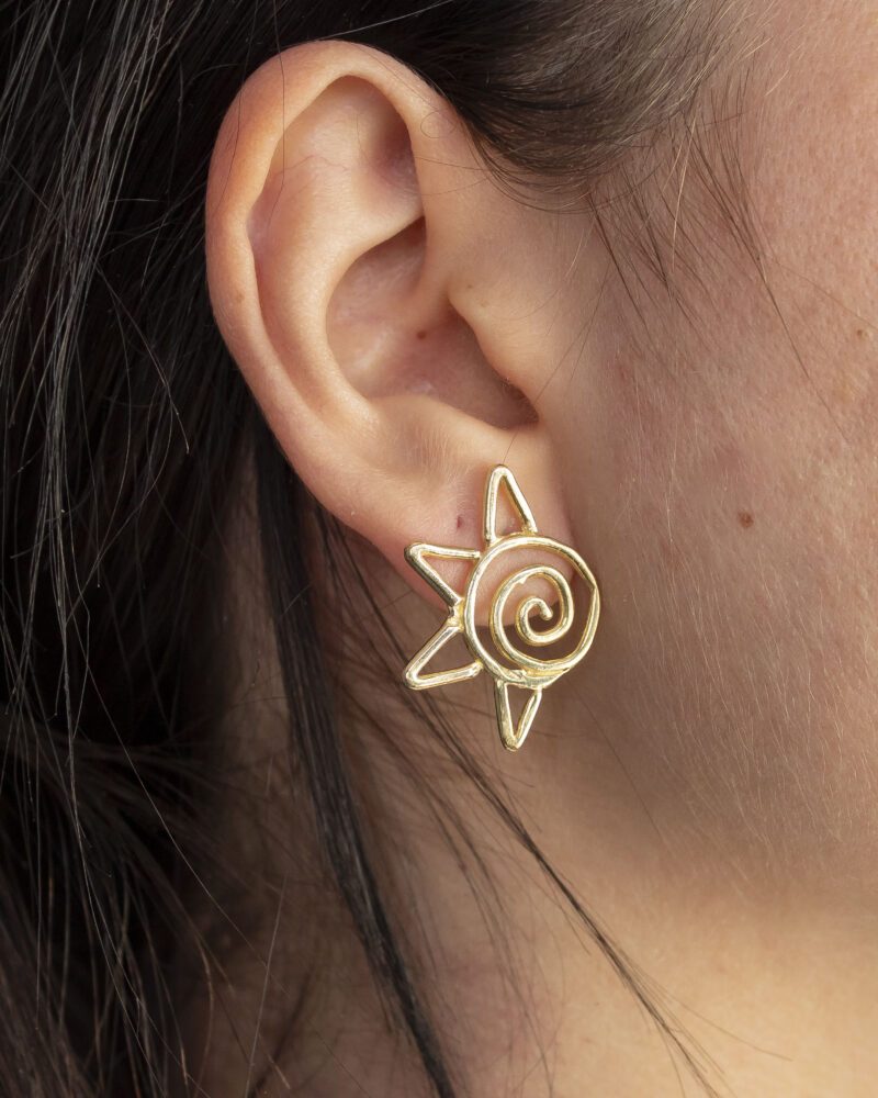 Spiral Sun earrings in brass with a radiant spiral motif, handmade symbolic jewelry inspired by the sun. Lightweight artisan statement earrings, affordable wearable art, unique accessories created by Sunny Designs small business.Σκουλαρίκια Spiral Sun από ορείχαλκο με ηλιακό σπειροειδές μοτίβο, χειροποίητα συμβολικά κοσμήματα εμπνευσμένα από τον ήλιο. Ελαφριά statement σκουλαρίκια τέχνης, προσιτά κοσμήματα-έργα τέχνης, μοναδικά αξεσουάρ από τη μικρή επιχείρηση Sunny Designs.