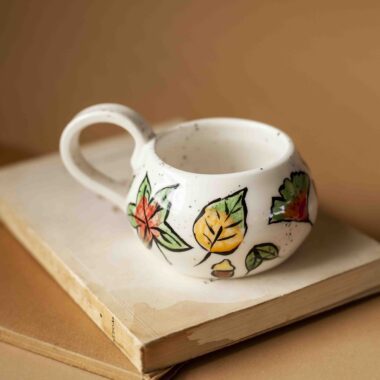 A beautiful ceramic mug painted with leaves. perfect for your tea and coffee. χειροποίητη κεραμική κούπα ζωγραφισμένη με φθινοπωρινά φύλλα. Ιδανική για τσάι και καφέ.