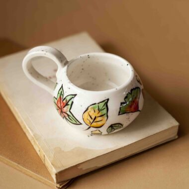 A beautiful ceramic mug painted with leaves. perfect for your tea and coffee. χειροποίητη κεραμική κούπα ζωγραφισμένη με φθινοπωρινά φύλλα. Ιδανική για τσάι και καφέ.