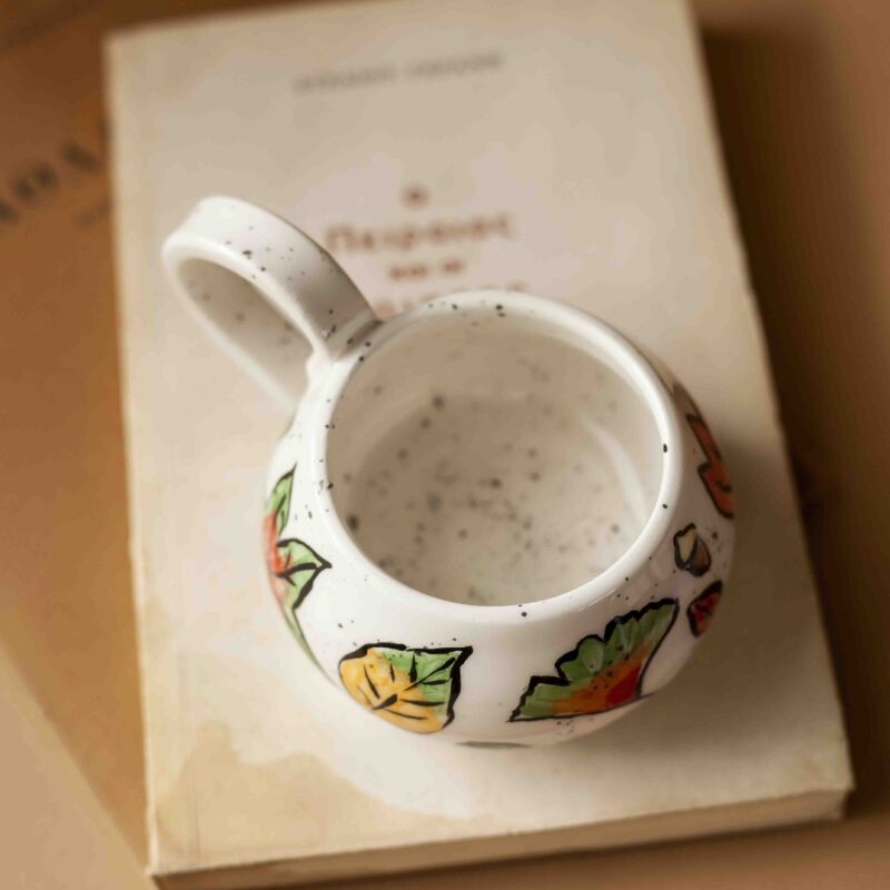 A beautiful ceramic mug painted with leaves. perfect for your tea and coffee. χειροποίητη κεραμική κούπα ζωγραφισμένη με φθινοπωρινά φύλλα. Ιδανική για τσάι και καφέ.