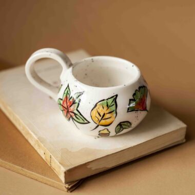 A beautiful ceramic mug painted with leaves. perfect for your tea and coffee. χειροποίητη κεραμική κούπα ζωγραφισμένη με φθινοπωρινά φύλλα. Ιδανική για τσάι και καφέ.