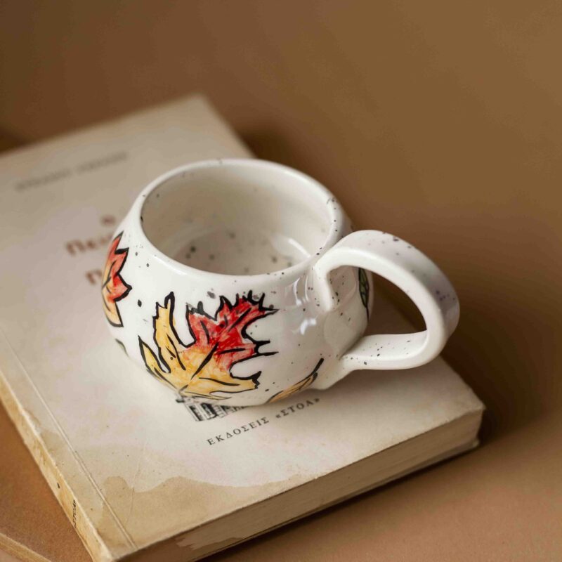 A beautiful ceramic mug painted with leaves. perfect for your tea and coffee. χειροποίητη κεραμική κούπα ζωγραφισμένη με φθινοπωρινά φύλλα. Ιδανική για τσάι και καφέ.