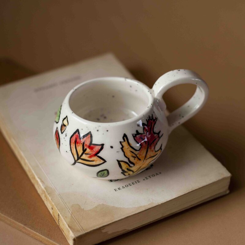 A beautiful ceramic mug painted with leaves. perfect for your tea and coffee. χειροποίητη κεραμική κούπα ζωγραφισμένη με φθινοπωρινά φύλλα. Ιδανική για τσάι και καφέ.
