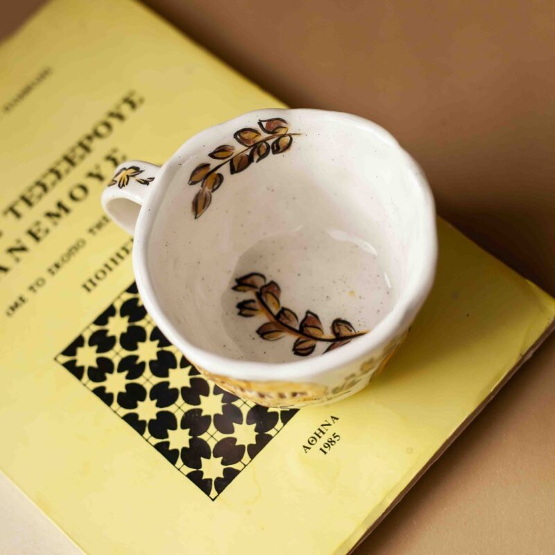 A beautiful ceramic mug that writes pumpkin spice and has on it hot beverages, chocolates , cinammon sticks and total fall vibe. perfect for your coffee. χειροποίητη κεραμική κούπα που γράφει pumpkin spice και έχει πάνω ζωγραφισμένα ροφήματα με σαντιγί , στικ κανέλας, και σοκολάτα. Ιδανική για καφέ.