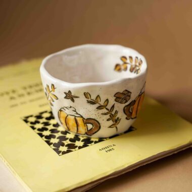 A beautiful ceramic mug that writes pumpkin spice and has on it hot beverages, chocolates , cinammon sticks and total fall vibe. perfect for your coffee. χειροποίητη κεραμική κούπα που γράφει pumpkin spice και έχει πάνω ζωγραφισμένα ροφήματα με σαντιγί , στικ κανέλας, και σοκολάτα. Ιδανική για καφέ.