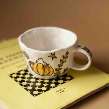 A beautiful ceramic mug that writes pumpkin spice and has on it hot beverages, chocolates , cinammon sticks and total fall vibe. perfect for your coffee. χειροποίητη κεραμική κούπα που γράφει pumpkin spice και έχει πάνω ζωγραφισμένα ροφήματα με σαντιγί , στικ κανέλας, και σοκολάτα. Ιδανική για καφέ.