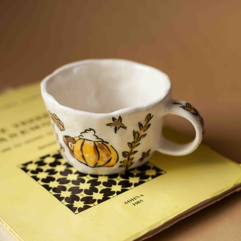 A beautiful ceramic mug that writes pumpkin spice and has on it hot beverages, chocolates , cinammon sticks and total fall vibe. perfect for your coffee. χειροποίητη κεραμική κούπα που γράφει pumpkin spice και έχει πάνω ζωγραφισμένα ροφήματα με σαντιγί , στικ κανέλας, και σοκολάτα. Ιδανική για καφέ.