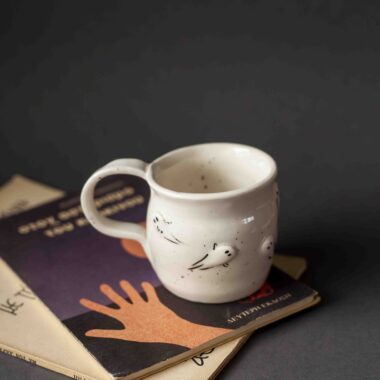 Ceramic handmade mug with 3d ghosts. Perfect for coffee and tea. With halloween Vibes. Χειροποίητη κεραμική κούπα με 3D φαντασματάκια. κατάλληλη για το Χάλογουιν για ζεστούς καφέδες.
