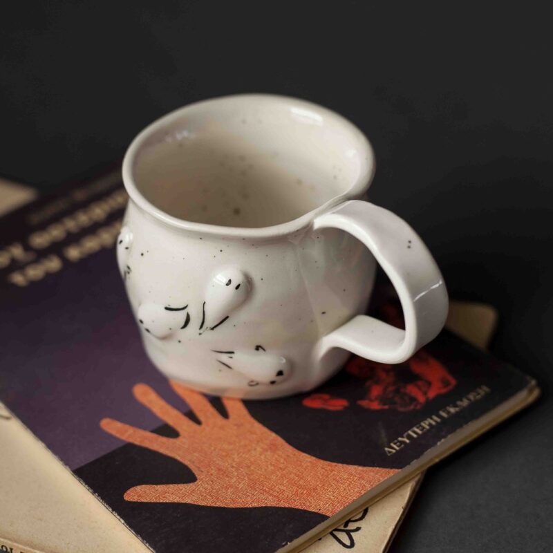 Ceramic handmade mug with 3d ghosts. Perfect for coffee and tea. With halloween Vibes. Χειροποίητη κεραμική κούπα με 3D φαντασματάκια. κατάλληλη για το Χάλογουιν για ζεστούς καφέδες.