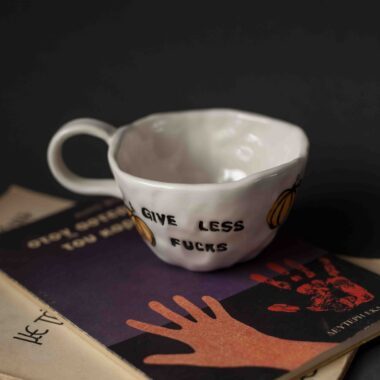 Handmade ceramic mug, perfect for coffee with the really cool quote give less fucks. this mug has always painted on fruits of the season. χειροποίητη κεραμική κούπα , τέλεια για καφέ με το πολύ κουλ quote give less fucks. Αυτή η κούπα έχει πάντα ζωγραφισμένα φρούτα και λαχανικά ανάλογα με την εποχή.